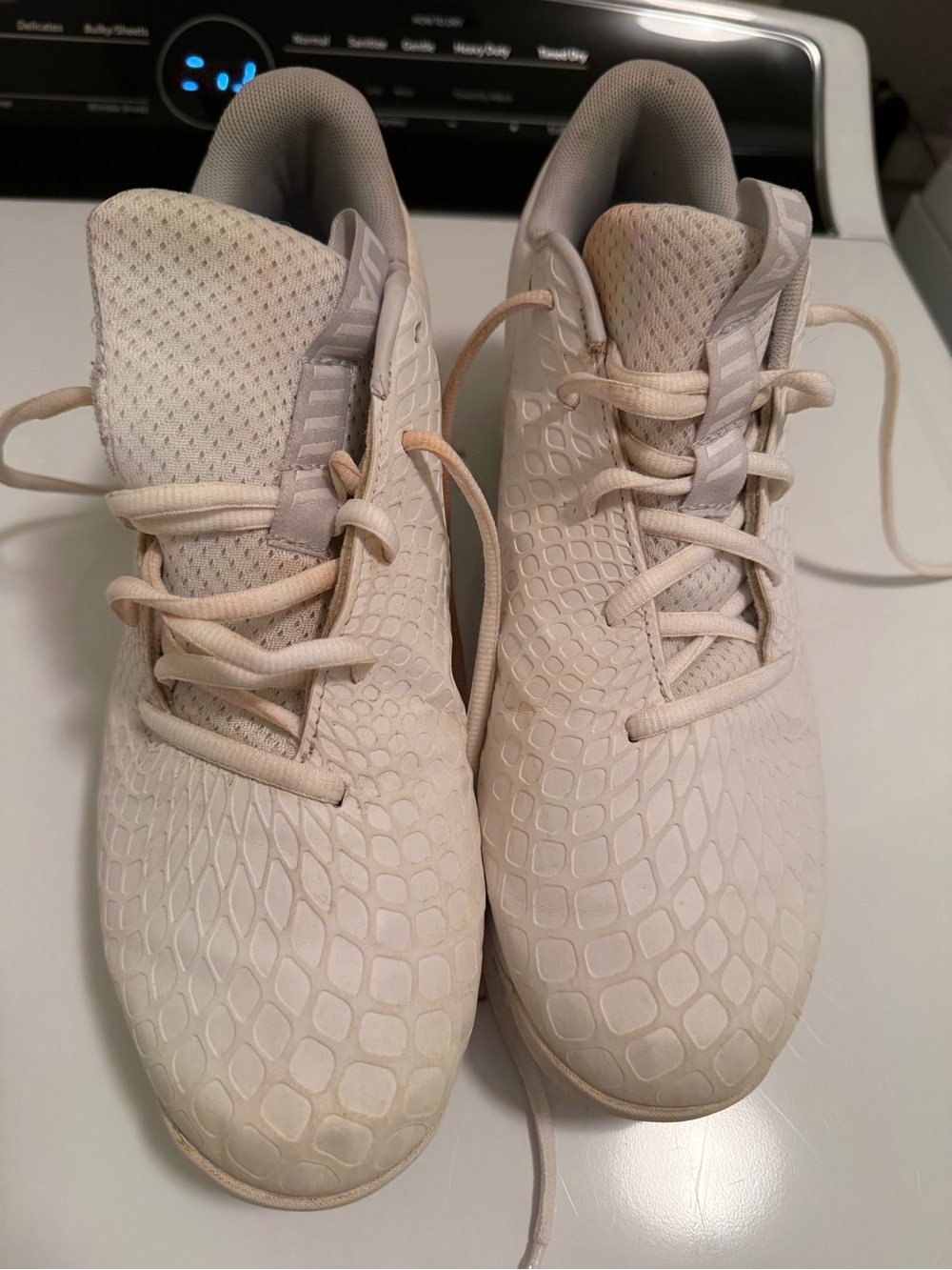 Under Armour Men’s white Cleats A 10.5